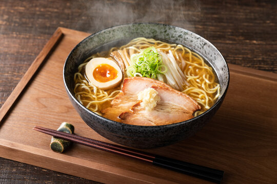 湯気の立つ、シズル感のある味噌ラーメン