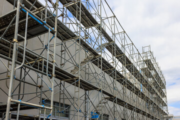 工場の外壁工事のための足場