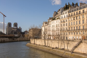 Fototapeta na wymiar View of Île Saint-Louis and Notre-Dame in Paris in winter, France