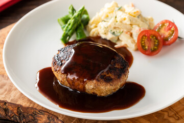 濃厚デミグラスソースのハンバーグステーキ