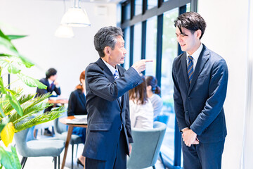部下を叱責する上司