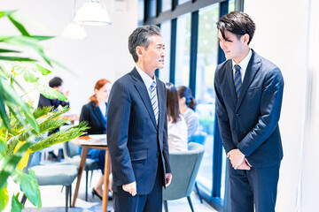 部下を叱責する上司