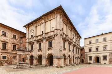 Fototapeta premium Renaissance Palazzo Nobili Tarugi and old marble well on the central Piazza Grande in Montepulciano, Tuscany, Italy