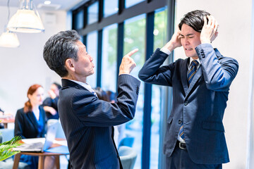 部下を叱責する上司