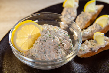 forshmak with croutons served with lemon
