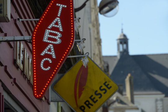 Enseigne de bureau de tabac et vente de presse dans une ville française