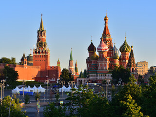 Fototapeta premium Saint Basil's Cathedral and Spasskaya Tower of the Moscow Kremlin in the morning.