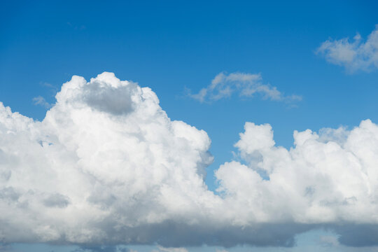 White clouds and blue sky © xy