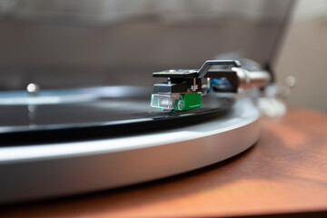 バイナルの溝をトレースするレコード針