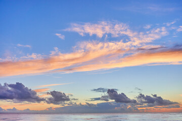Fototapeta premium Landscape of peaceful calm sky wallpaper with fluffy clouds and sea