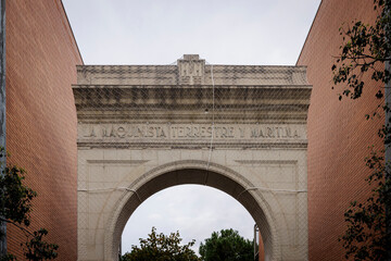 Obraz premium Antigua puerta de la fabrica la Maquinista Terrestre y Marítima en la Barceloneta, Barcelona
