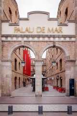 Edicifio de Palau del Mar donde se aloja el Museu d'Historia de Catalunya y restaurantes en la planta baja en la cerca de la Barceloneta al lado del Moll de la Fusta de Barcelona