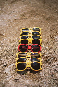 lunettes de soleil jaunes et en forme de coeur rouge lors d'un EVJF
