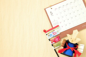 こどもの日のイメージ｜5月カレンダーと鯉のぼりと兜