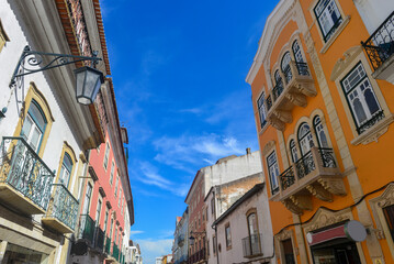 Obraz premium Denkmalgeschützte Architektur in der Altstadt von Tomar, Portugal