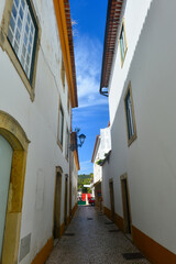 Denkmalgeschützte Architektur in der Altstadt von Tomar, Portugal