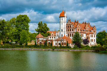 Schloss in Basedow im Sommer - 494209297
