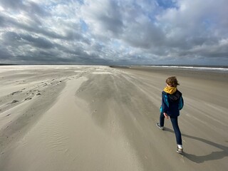 Kind l&auml;uft z&uuml;gig &uuml;ber den Strand von Langeoog bei Ebbe