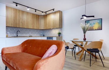 Wnętrze przytulnego salonu z czerwoną sofą w nowoczesnym mieszkaniu