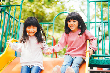 公園で楽しく遊ぶ2人の女の子たち