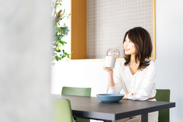 カフェでコーヒーを飲む若い女性