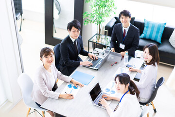 ミーティングをするビジネスパーソン