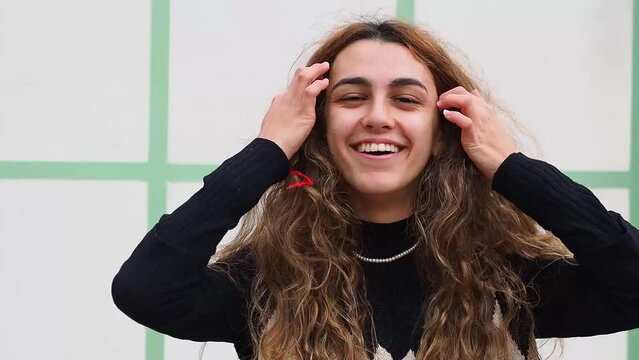 mujer joven moviendo su pelo a c&aacute;mara lenta