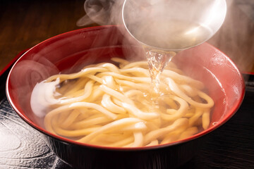 うどんに出汁をかける