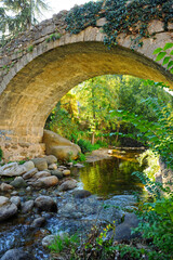 Fototapeta na wymiar Pont médiéval sur la rivière Ambroz à Hervás, province de Cáceres, Estrémadure, Espagne. Chemin de Santiago, Chemin de Compostelle.