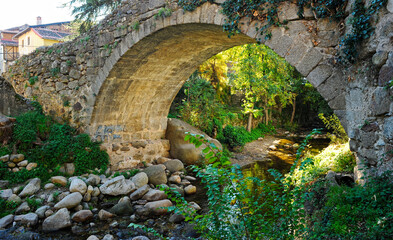 Turismo rural en Extremadura. Puente de piedra sobre el río Ambroz a su paso por Hervás, provincia de Cáceres, Extremadura, España