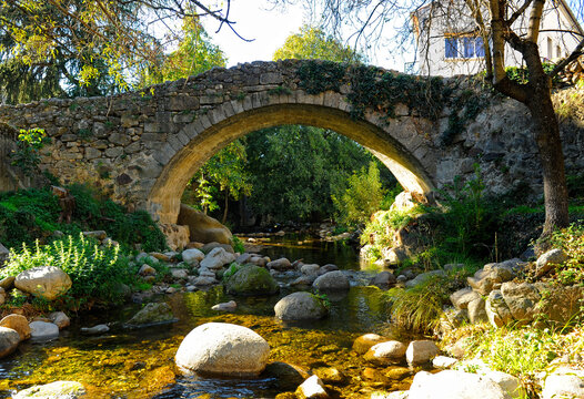 Puente medieval sobre el r&iacute;o Ambroz en Herv&aacute;s, provincia de C&aacute;ceres, Extremadura, Espa&ntilde;a