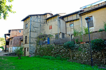 Casas de la Judería de Hervás en la orilla del río Ambroz. Arquitectura tradicional de Hervás, provincia de Cáceres, España. Turismo rural en Extremadura