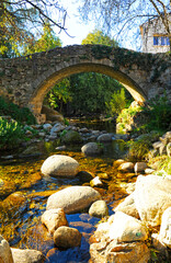 Puente medieval sobre el río Ambroz en Hervás, provincia de Cáceres, Extremadura, España