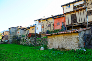 Casas de la Judería de Hervás, provincia de Cáceres, Extremadura, España. Fachadas coloristas en la orilla del río Ambroz. Arquitectura tradicional de Hervás. Turismo rural en Extremadura