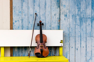 Violin and viola put on yellow wooden bench ,During the practice break time to prepare For the...