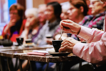 Coffee meeting between seniors/Café rencontre entre personnes âgées - obrazy, fototapety, plakaty