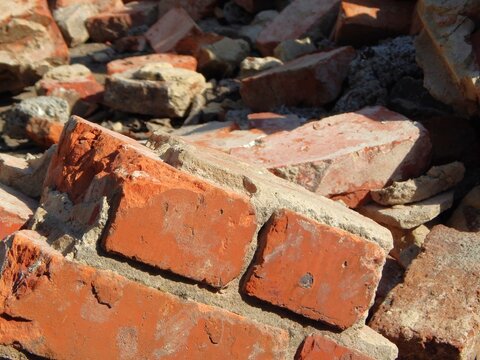 Tas de gravas, morceaux de murs, briques cassées