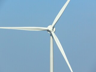 Pales d'éolienne tournant au vent sur fond de ciel bleu