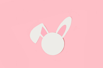 Diseño creativo hecho con orejas de conejo y marco redondo blanco sobre fondo rosa pastel. Vista...