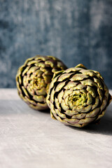 Obraz premium Still life with fresh artichoke flowers. Close up photo of beautiful natural pattern. Eating healthy concept. 