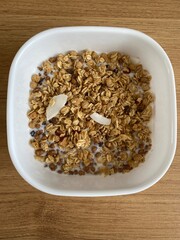 牛乳に浸したグラノーラ