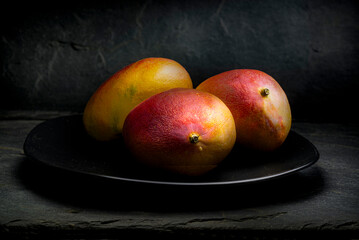 Fototapeta na wymiar Ripe mangoes on a plate
