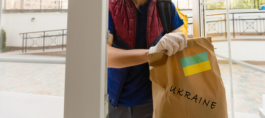 a man holds a box with humanitarian aid to ukraine