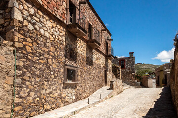 Fototapeta na wymiar Casa de piedra y Calle Real de Catorce