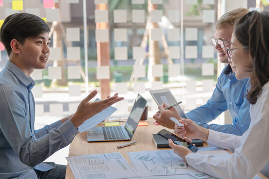 The business team is working on the beginning of a presentation, working on a new startup project.