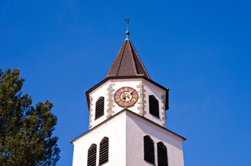 Fototapeta na wymiar Kirchturm einer Dorfkirche