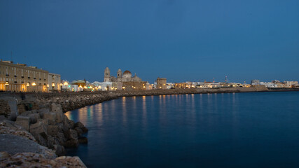 night view of the city of cadiz with the sea © Juan Martínez 