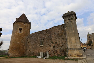 Fototapeta na wymiar Les fortifications de la ville, ville de Avallon, département de l'Yonne, France