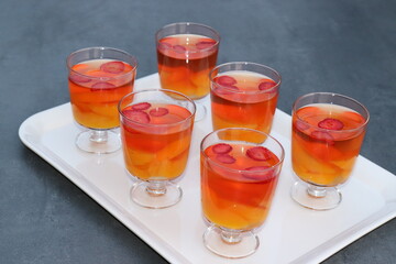 Götterspeise mit Obst hausgemacht. Wackelpudding. Galaretka.