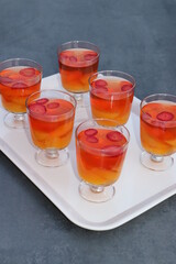 Götterspeise mit Obst hausgemacht. Wackelpudding. Galaretka.